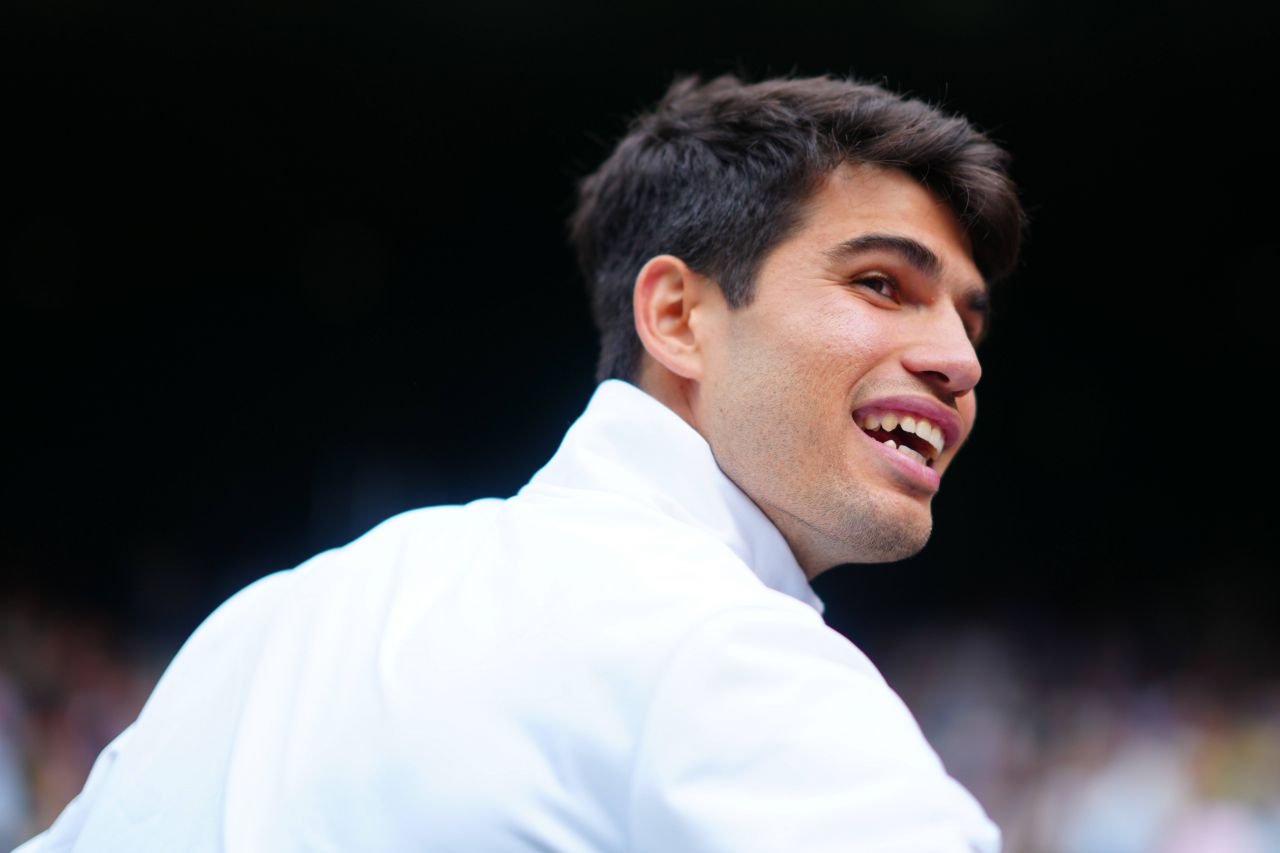 Alcaraz îl surclasează pe Djokovic în finala Wimbledon 2024 și face „dubla Paris - Londra”_2