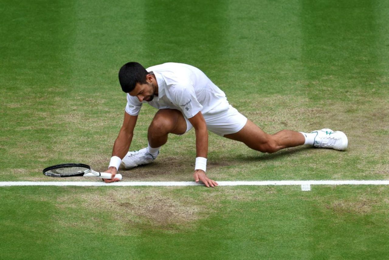 Alcaraz îl surclasează pe Djokovic în finala Wimbledon 2024 și face „dubla Paris - Londra”_34