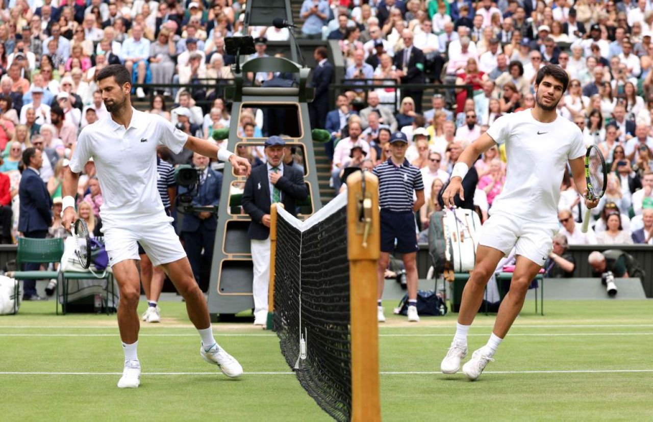 Alcaraz îl surclasează pe Djokovic în finala Wimbledon 2024 și face „dubla Paris - Londra”_38
