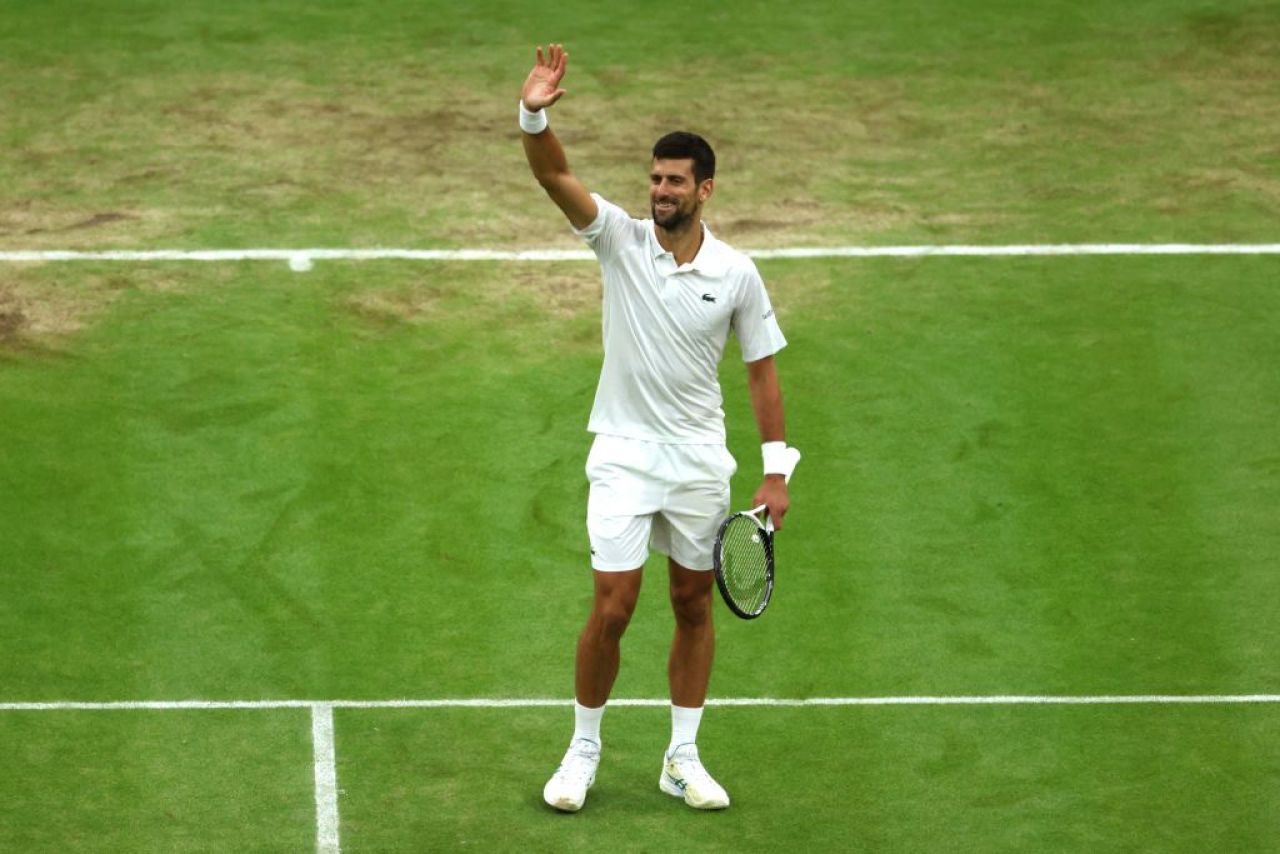 Alcaraz îl surclasează pe Djokovic în finala Wimbledon 2024 și face „dubla Paris - Londra”_43