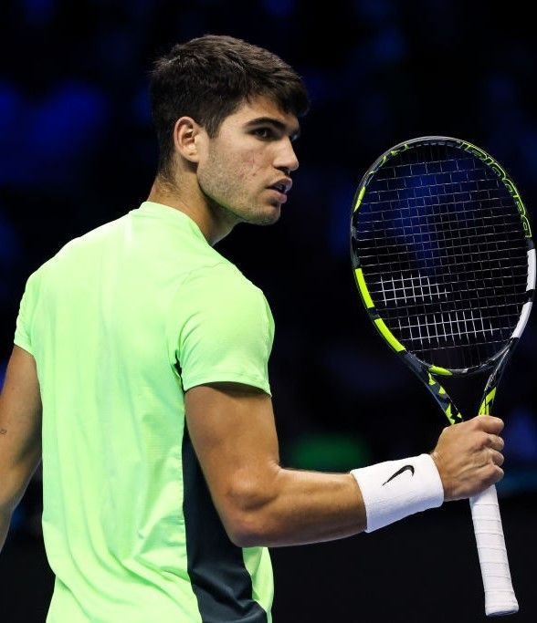 Alcaraz îl surclasează pe Djokovic în finala Wimbledon 2024 și face „dubla Paris - Londra”_61