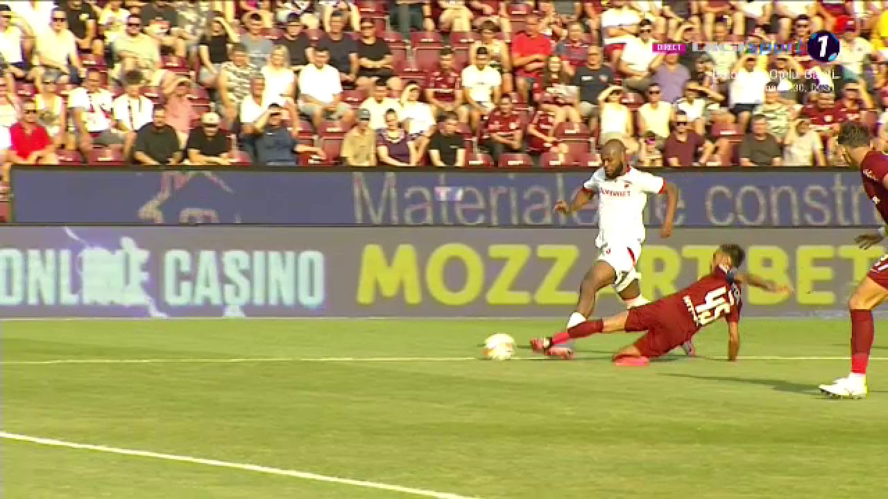 CFR Cluj - Dinamo a început cu o fază controversată! ”Câinii” au cerut un penalty_12