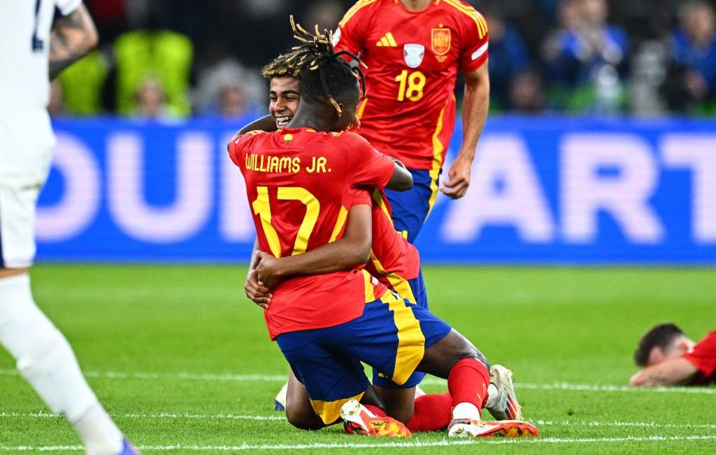 Lacrimile veteranilor + energia tinerilor! Cele mai spectaculoase imagini de la festivitatea de premiere de la EURO 2024_5