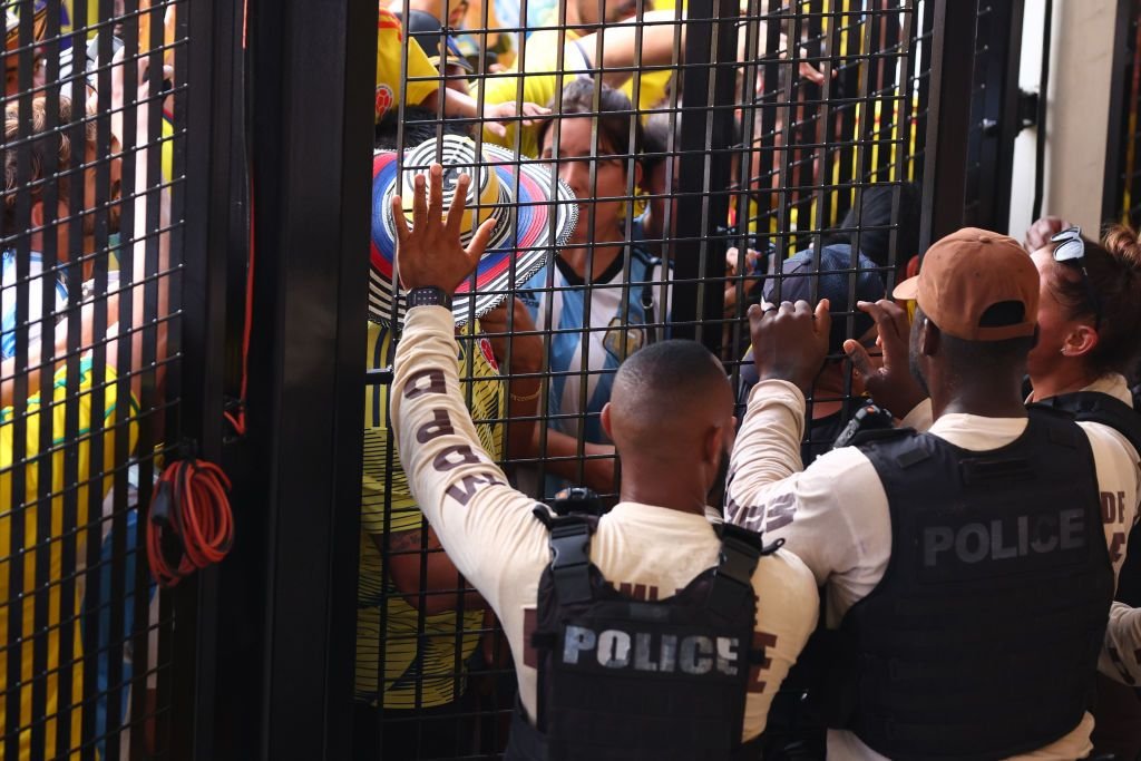 UPDATE | Start amânat la finala Copa America, din cauza incidentelor violente. Fanii au încercat să intre prin gurile de ventilație_7