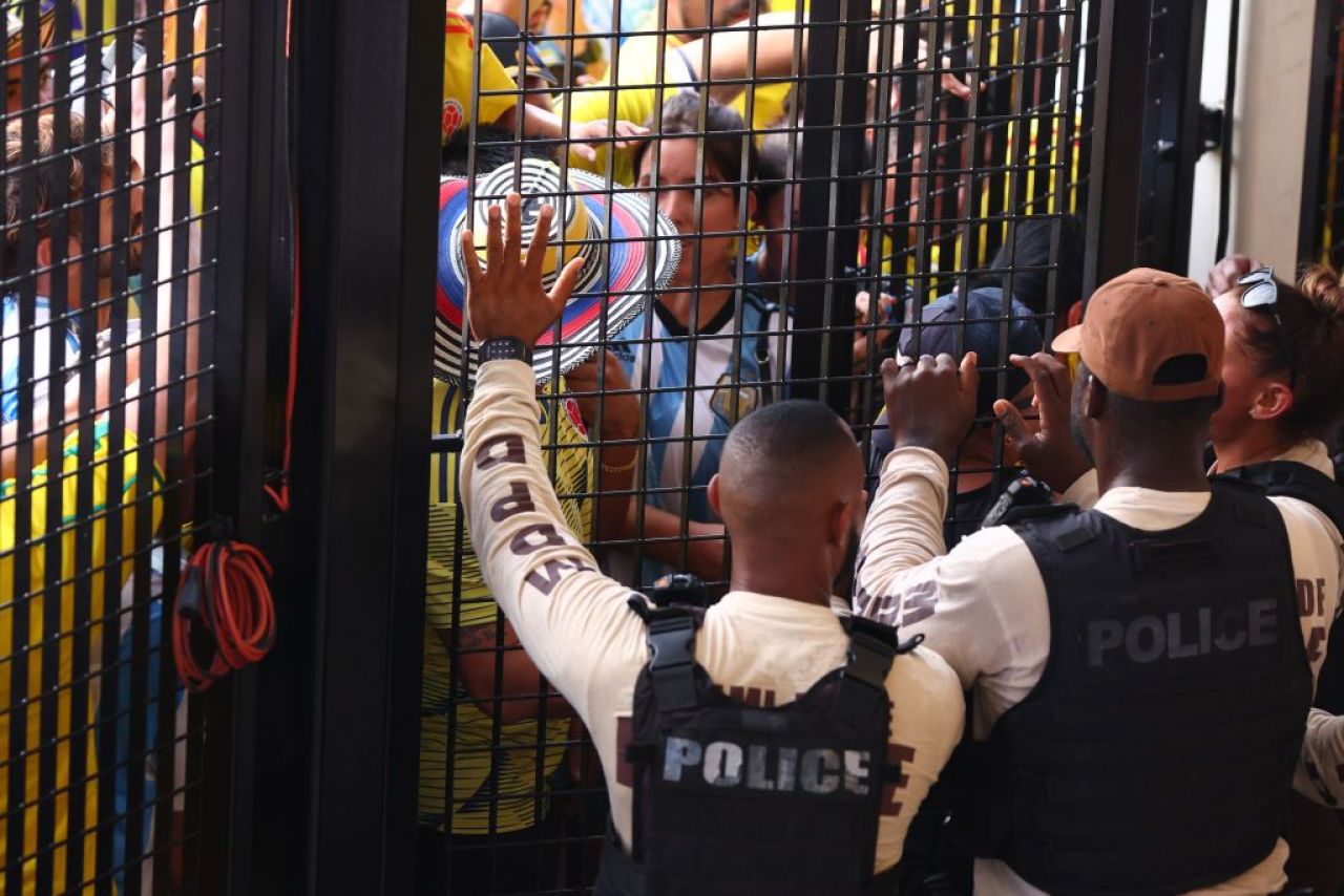 UPDATE | Start amânat la finala Copa America, din cauza incidentelor violente. Fanii au încercat să intre prin gurile de ventilație_7
