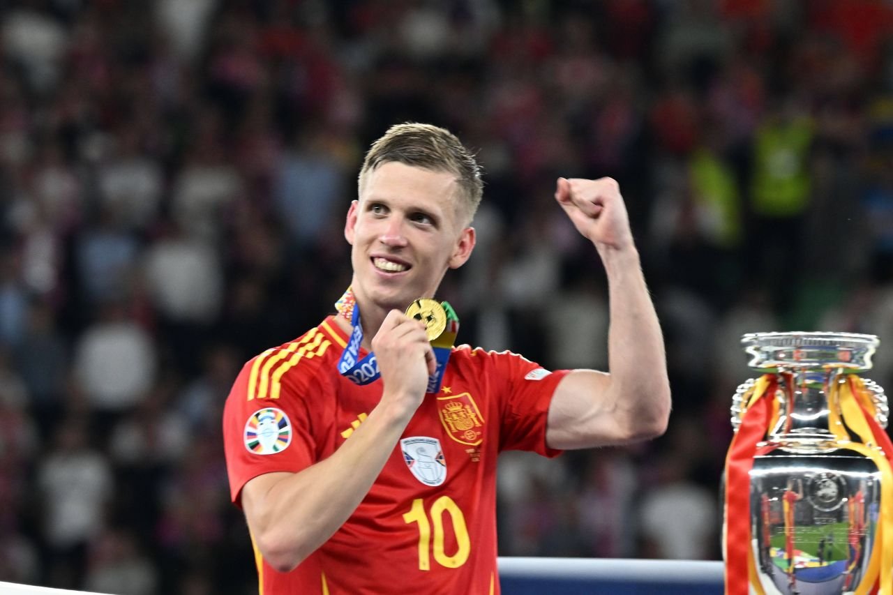 Eroul tăcut al Spaniei și antrenorul stropit cu bere