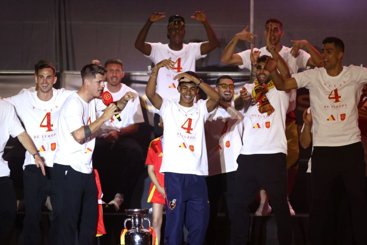 Nebunie la Madrid! Furia Roja a sărbătorit cu zeci de mii de fani trofeul câștigat la EURO 2024_10