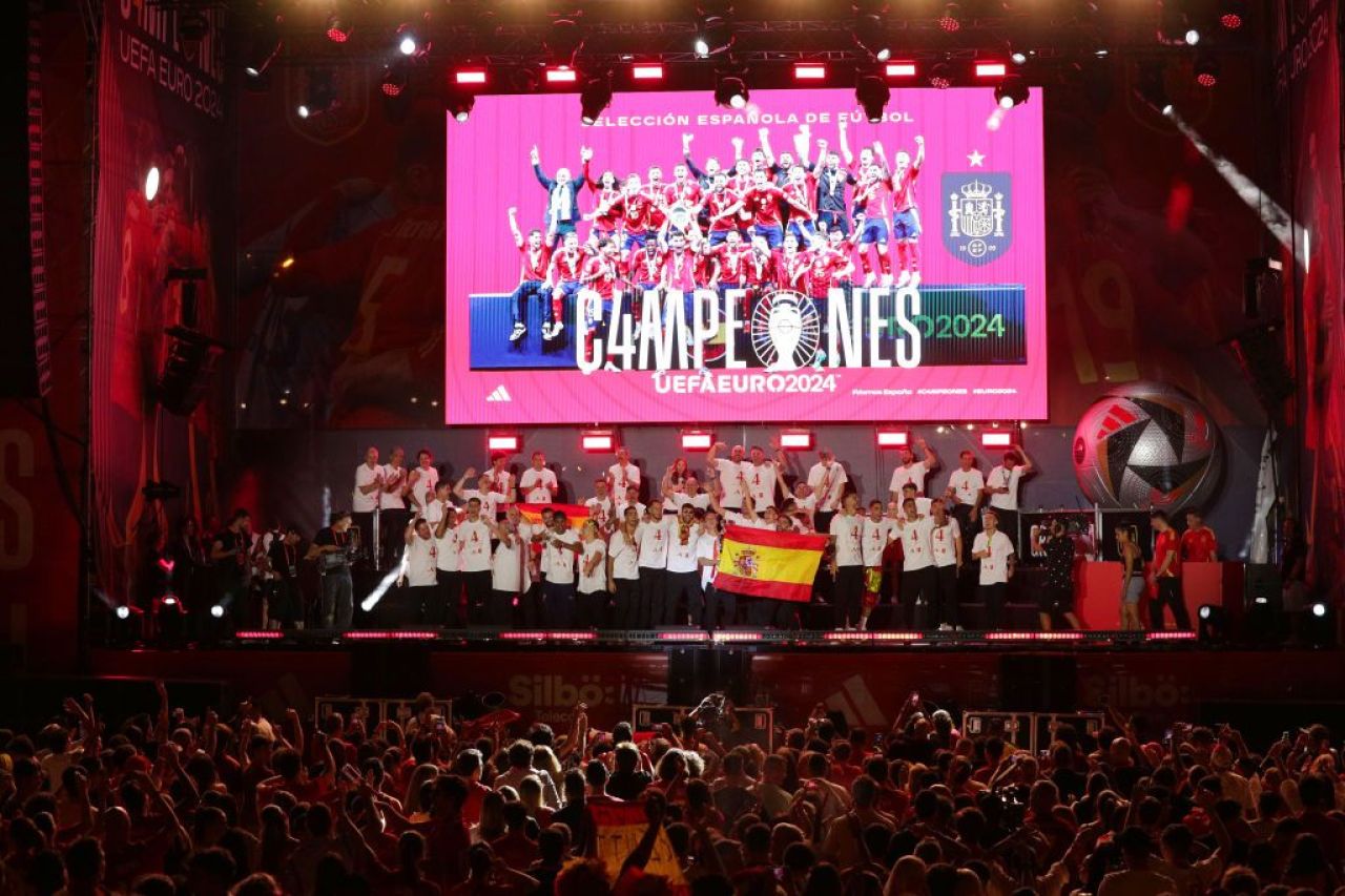 Nebunie la Madrid! Furia Roja a sărbătorit cu zeci de mii de fani trofeul câștigat la EURO 2024_1