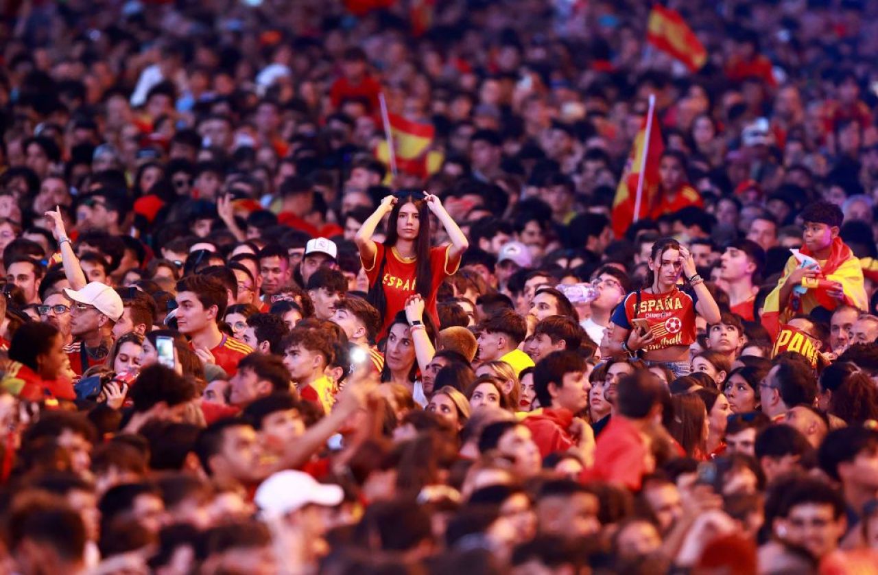 Nebunie la Madrid! Furia Roja a sărbătorit cu zeci de mii de fani trofeul câștigat la EURO 2024_14