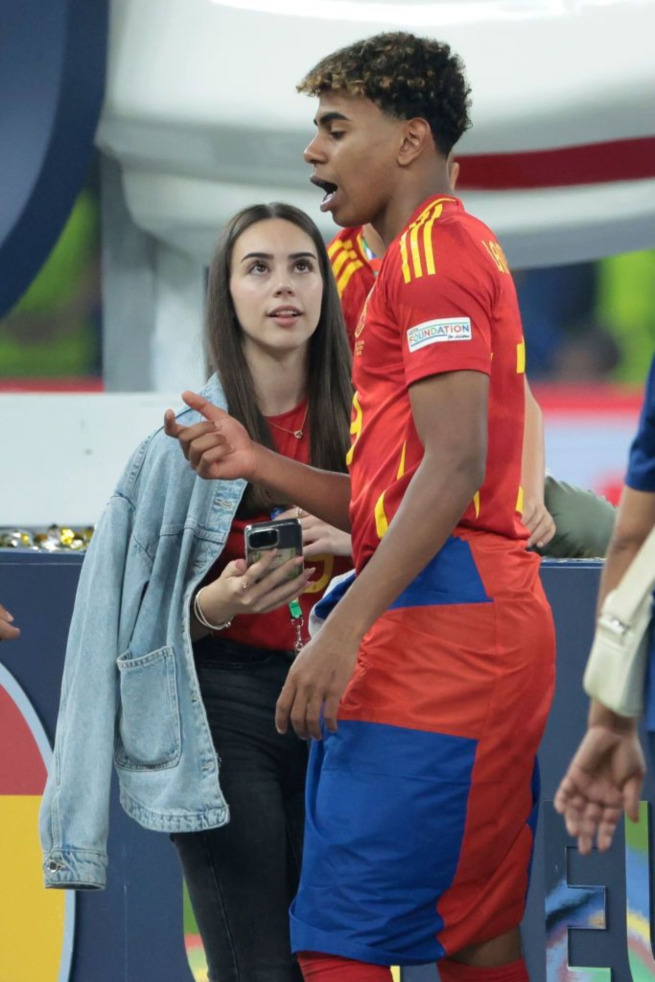 Lamine Yamal a sărbătorit alături de iubita sa câștigarea titlului european, direct pe teren. Imagini cu frumoasa brunetă_4
