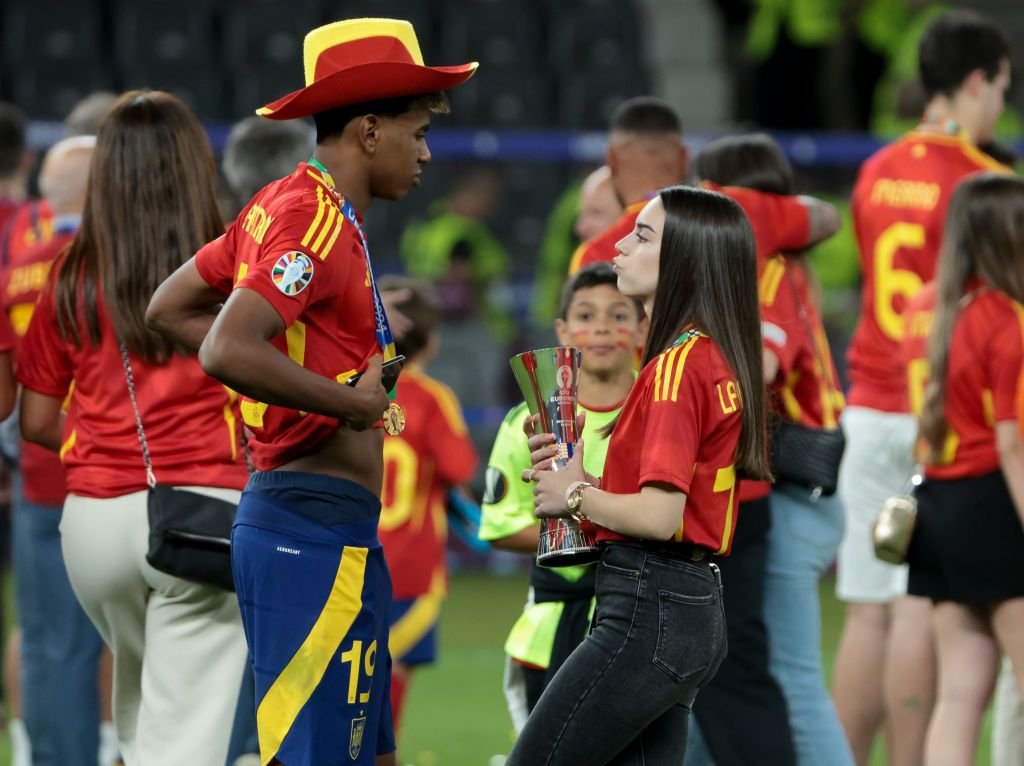 Lamine Yamal a sărbătorit alături de iubita sa câștigarea titlului european, direct pe teren. Imagini cu frumoasa brunetă_6