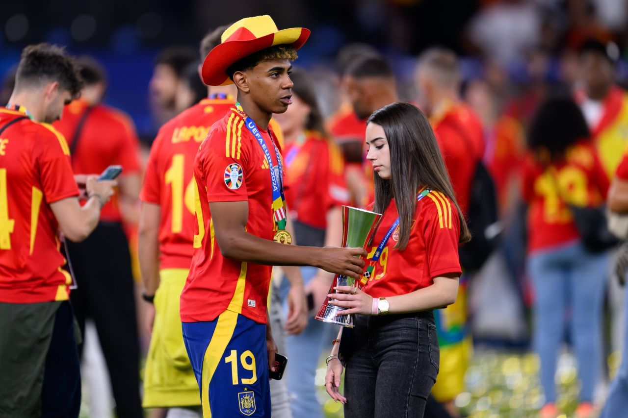 Lamine Yamal a sărbătorit alături de iubita sa câștigarea titlului european, direct pe teren. Imagini cu frumoasa brunetă_8
