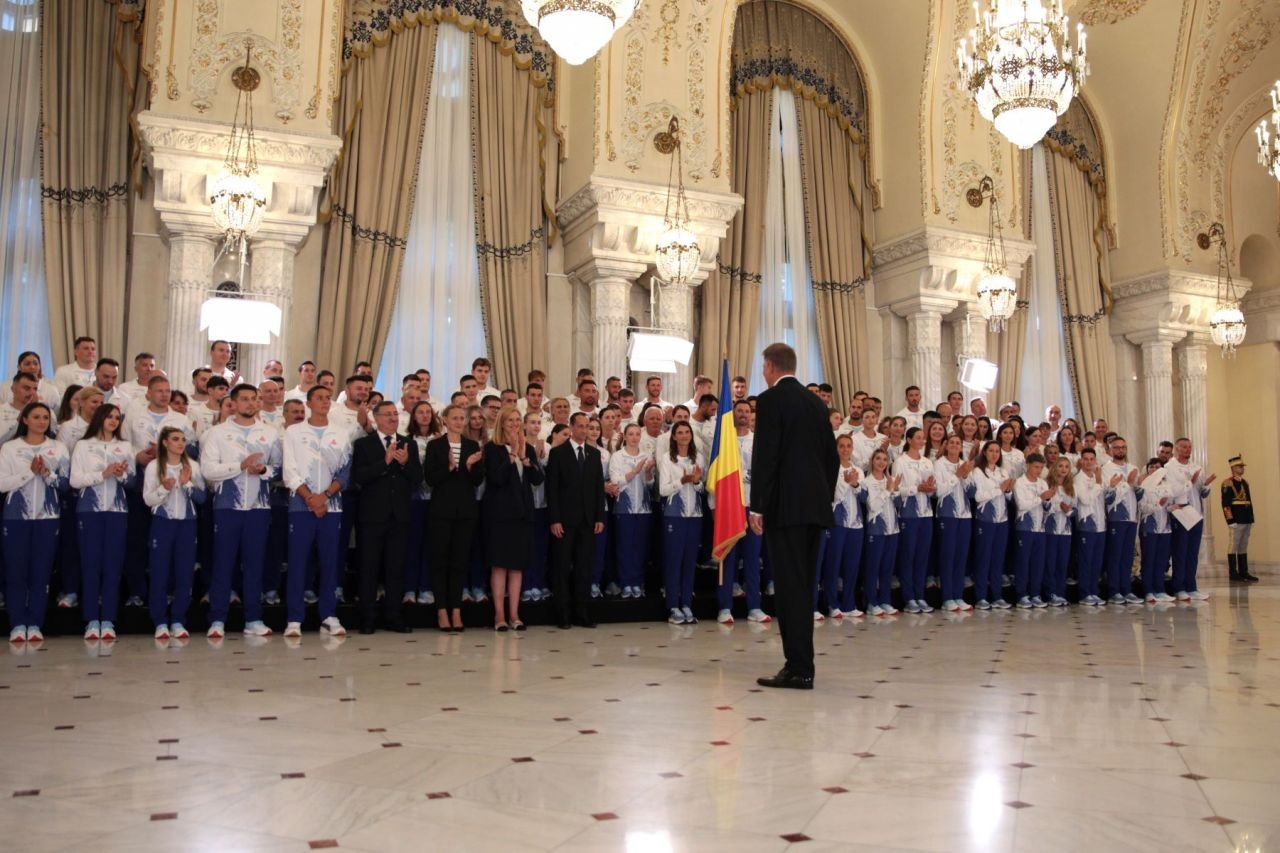 Căldura președintelui i-a sufocat pe sportivi. De ce li s-au tăiat picioarele olimpicilor care s-au &icirc;nt&acirc;lnit cu Klaus Iohannis