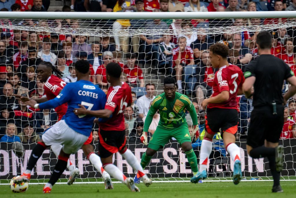 Gestul care anunță despărțirea de Ianis Hagi? Decizia lui Rangers la meciul cu Manchester United_2