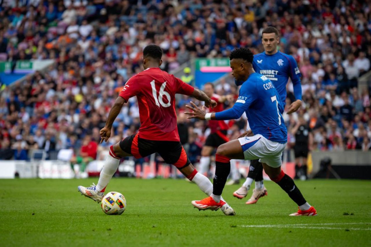 Gestul care anunță despărțirea de Ianis Hagi? Decizia lui Rangers la meciul cu Manchester United_3