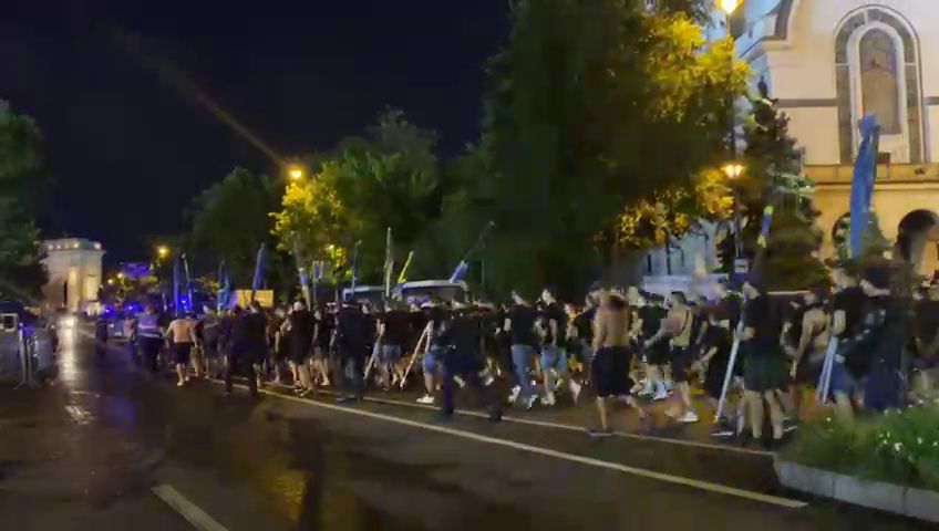 Galeria Petrolului a ajuns la ”Arc” cu 10 minute înainte să înceapă meciul. Atmosferă superbă pe străzile din București_2