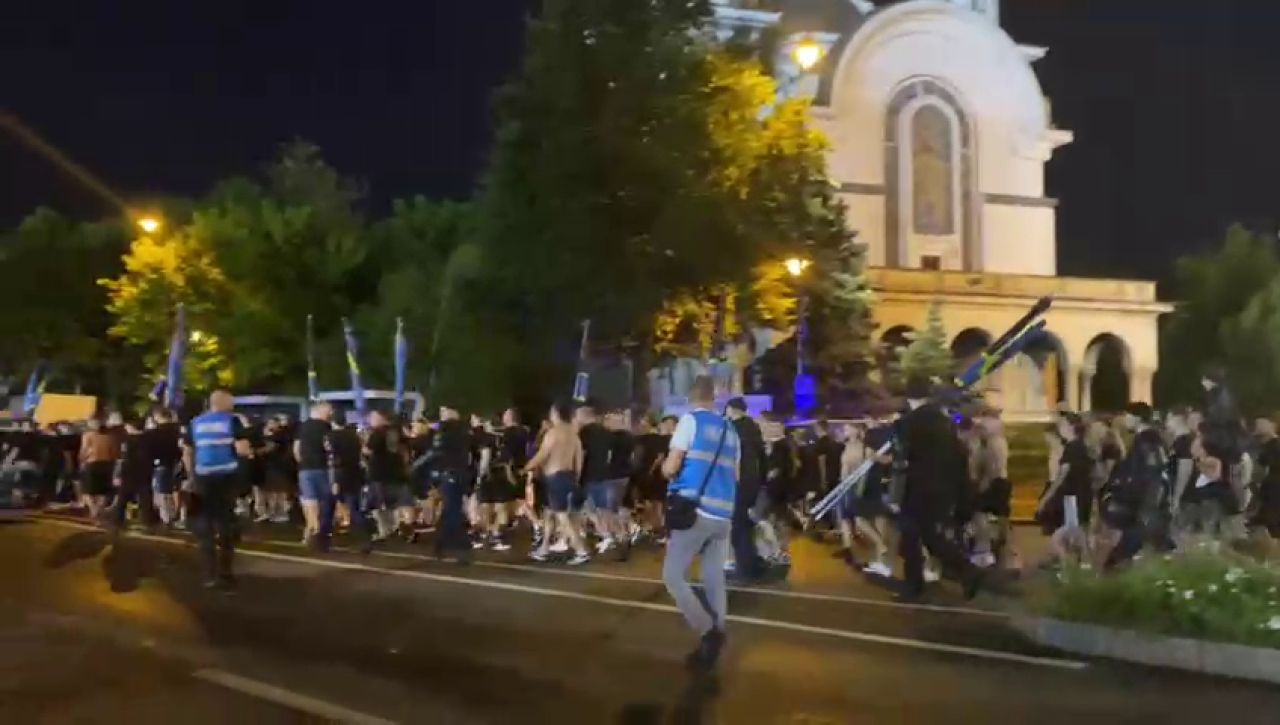 Galeria Petrolului a ajuns la ”Arc” cu 10 minute înainte să înceapă meciul. Atmosferă superbă pe străzile din București_4