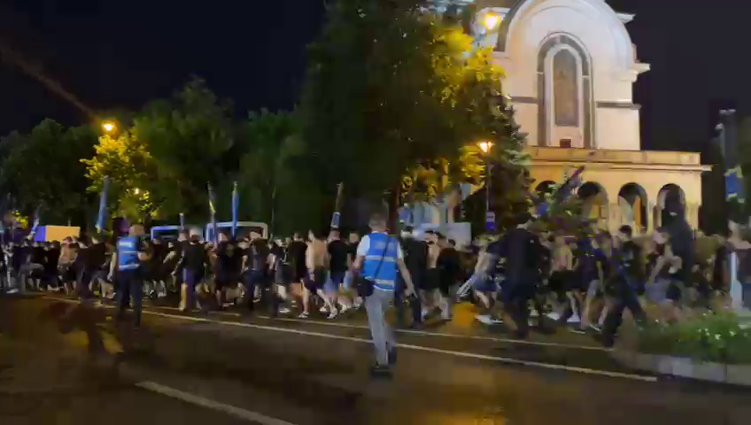 Galeria Petrolului a ajuns la ”Arc” cu 10 minute înainte să înceapă meciul. Atmosferă superbă pe străzile din București_5