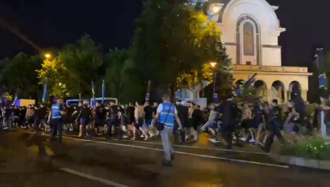 Galeria Petrolului a ajuns la ”Arc” cu 10 minute înainte să înceapă meciul. Atmosferă superbă pe străzile din București_5