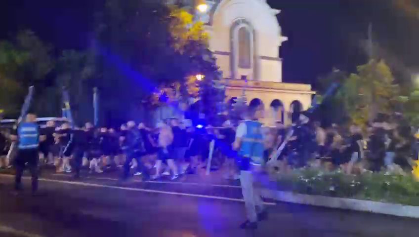 Galeria Petrolului a ajuns la ”Arc” cu 10 minute înainte să înceapă meciul. Atmosferă superbă pe străzile din București_7