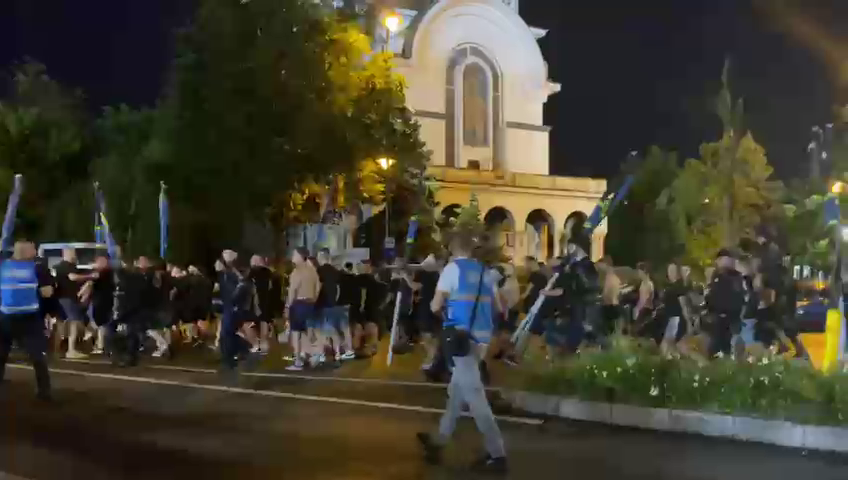 Galeria Petrolului a ajuns la ”Arc” cu 10 minute înainte să înceapă meciul. Atmosferă superbă pe străzile din București_8