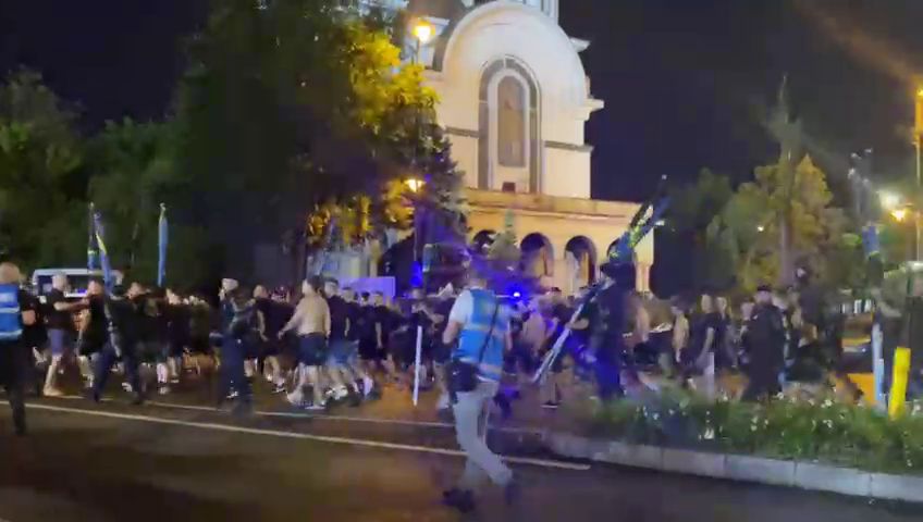Galeria Petrolului a ajuns la ”Arc” cu 10 minute înainte să înceapă meciul. Atmosferă superbă pe străzile din București_9