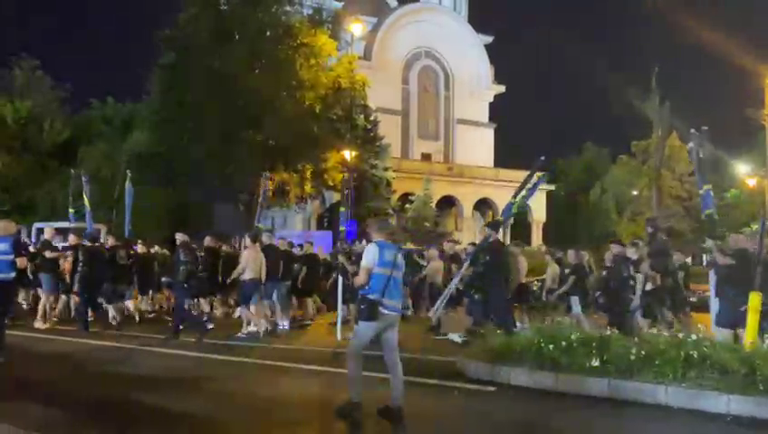 Galeria Petrolului a ajuns la ”Arc” cu 10 minute înainte să înceapă meciul. Atmosferă superbă pe străzile din București_10