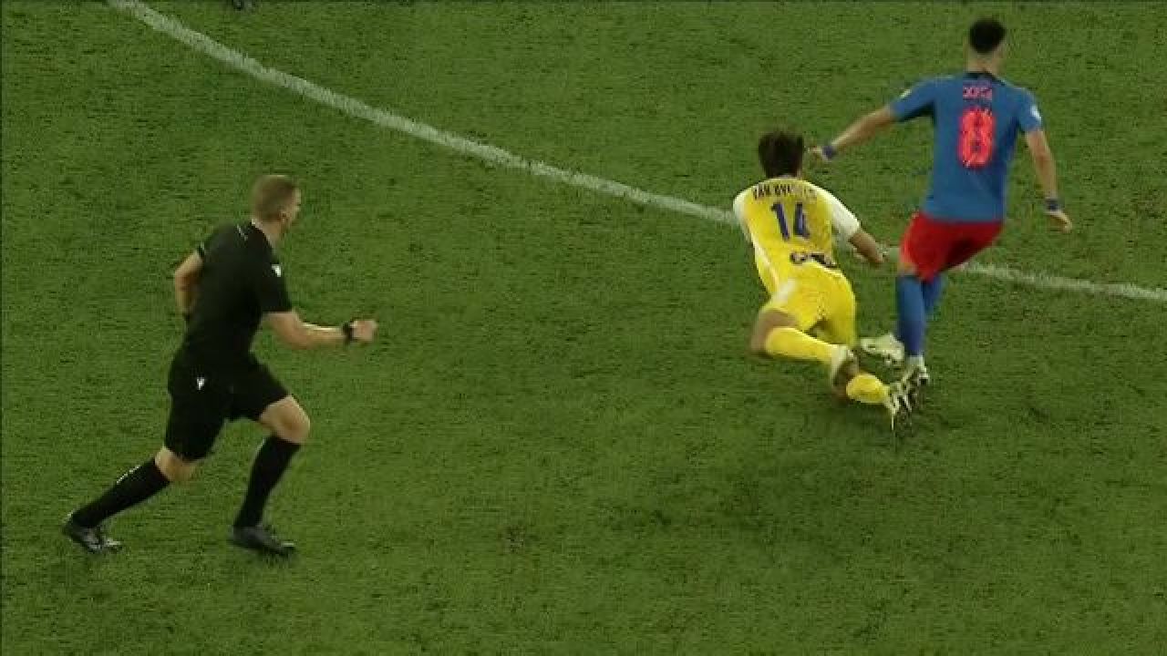 Cât ghinion! Cum s-a accidentat Adrian Șut în meciul cu Maccabi Tel Aviv_8