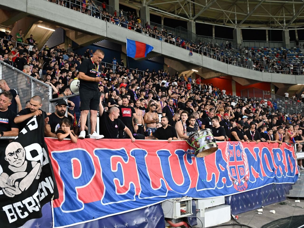 A văzut și UEFA asta? FCSB merge pe vârfuri: ce drapel au afișat fanii la meciul cu Maccabi_2