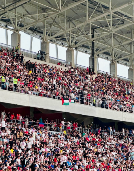 A văzut și UEFA asta? FCSB merge pe vârfuri: ce drapel au afișat fanii la meciul cu Maccabi_4