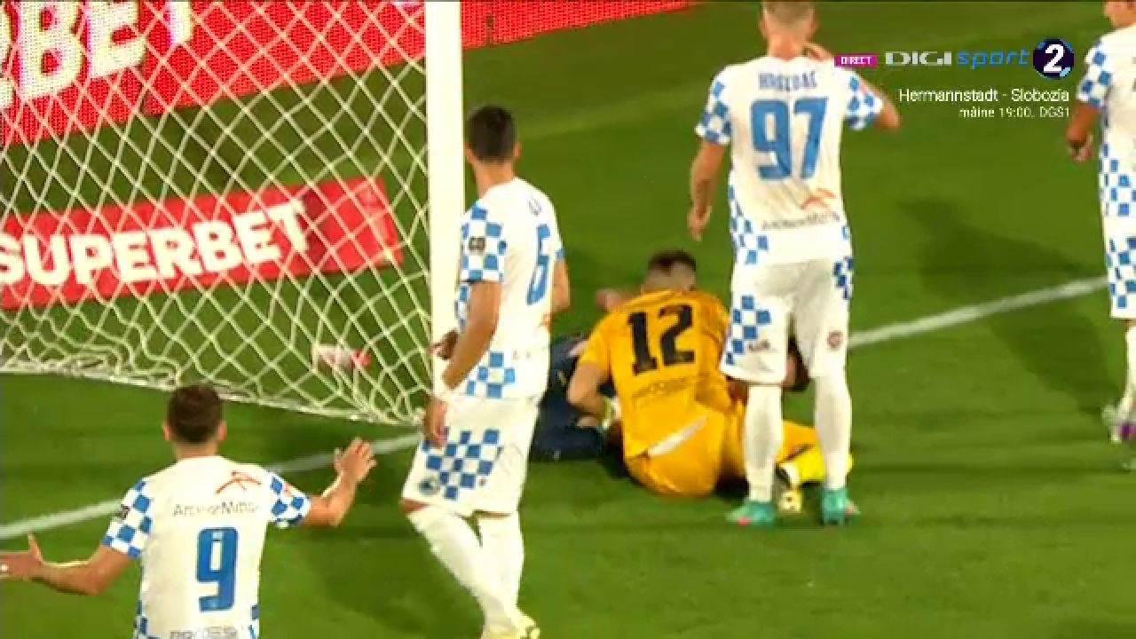 Accidentare horror la Corvinul – Rijeka! A fost aproape să dărâme poarta_11