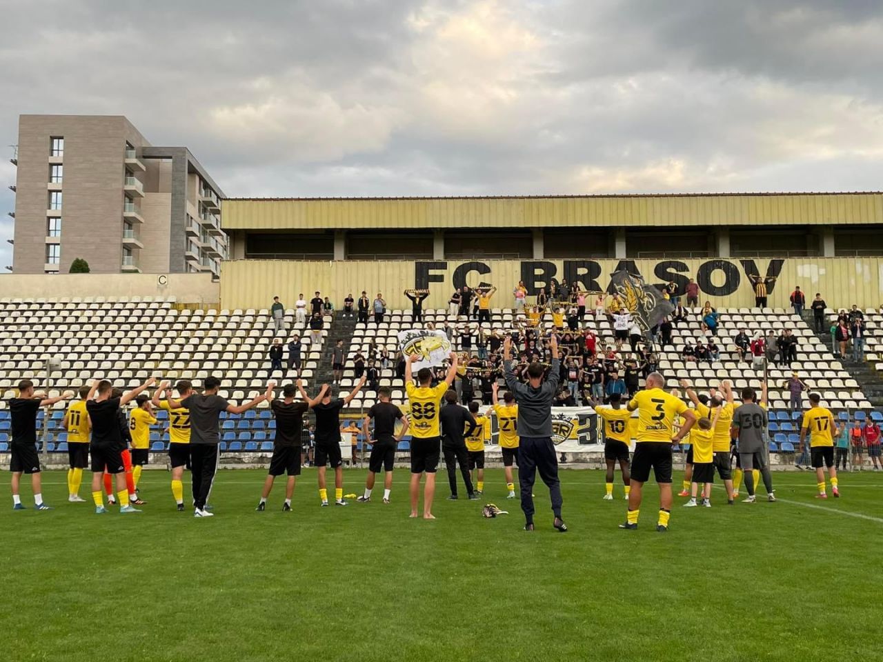 Imagini dezolante. Un stadion simbolic al României se dezintegrează în așteptarea renovării_5