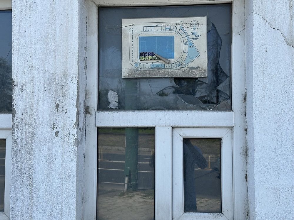Imagini dezolante. Un stadion simbolic al României se dezintegrează în așteptarea renovării_11