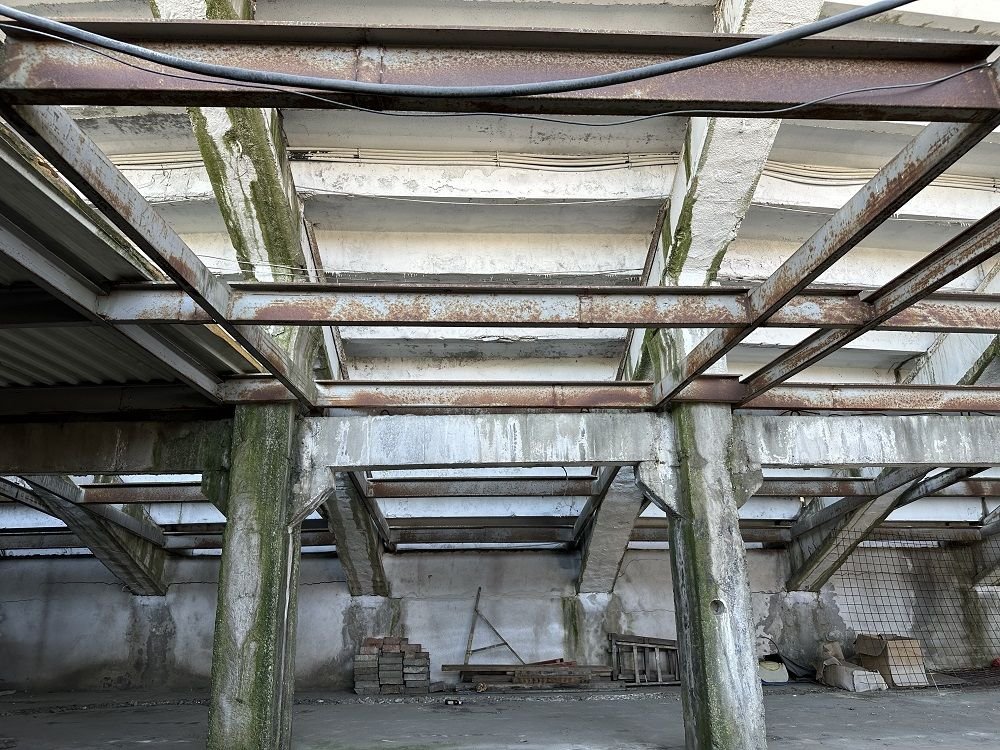 Imagini dezolante. Un stadion simbolic al României se dezintegrează în așteptarea renovării_10