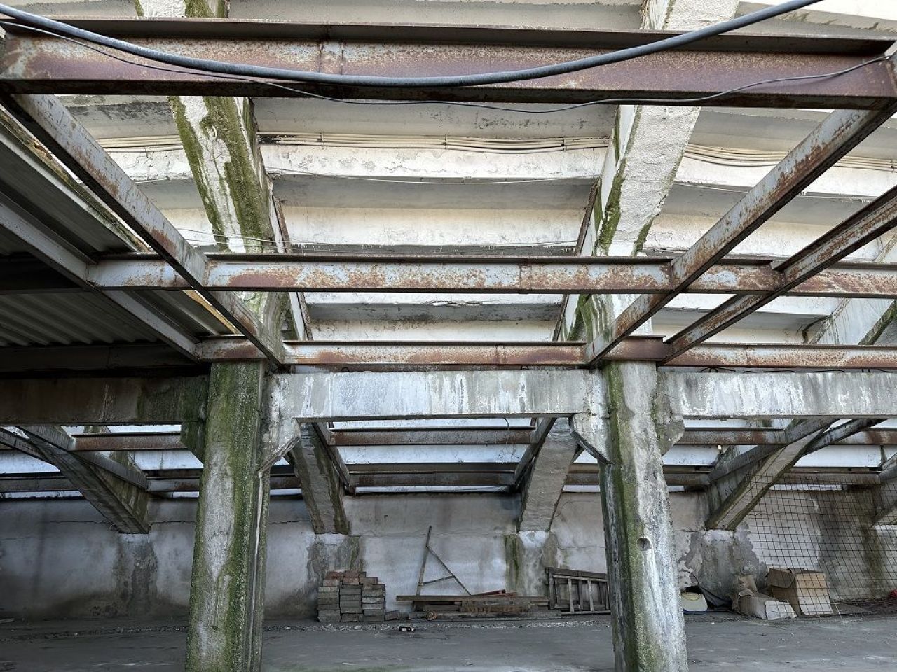 Imagini dezolante. Un stadion simbolic al României se dezintegrează în așteptarea renovării_10