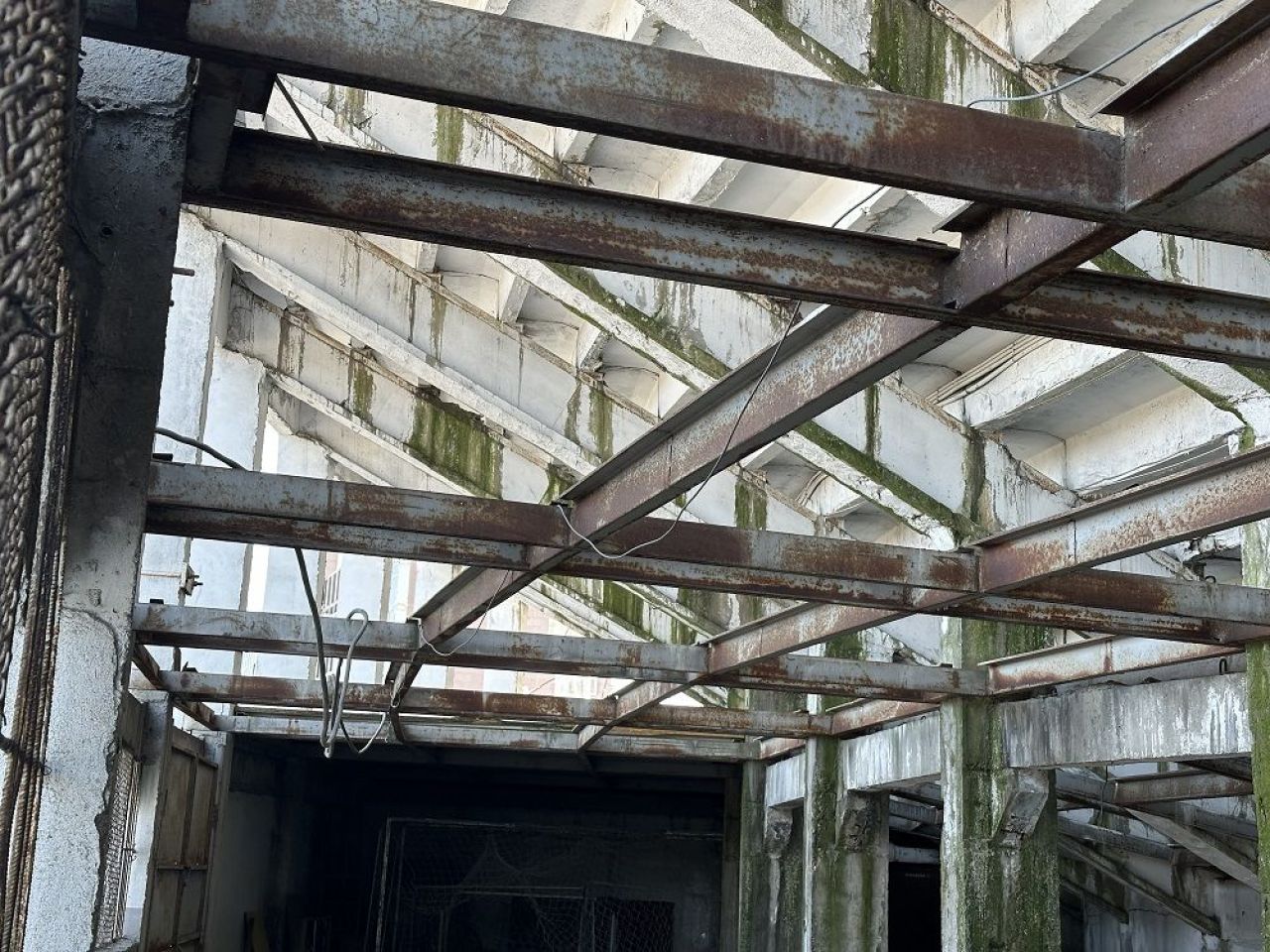 Imagini dezolante. Un stadion simbolic al României se dezintegrează în așteptarea renovării_14
