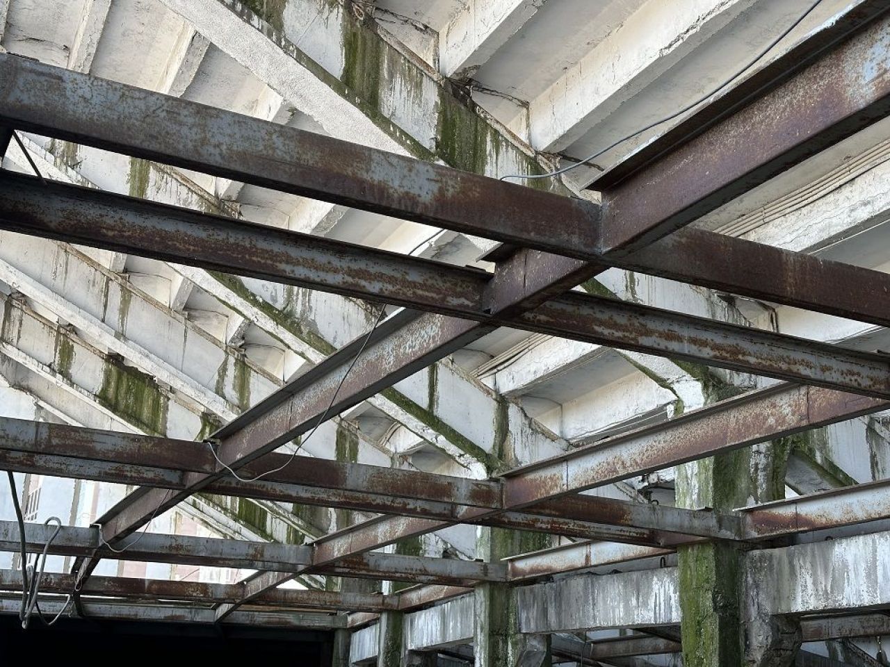 Imagini dezolante. Un stadion simbolic al României se dezintegrează în așteptarea renovării_16