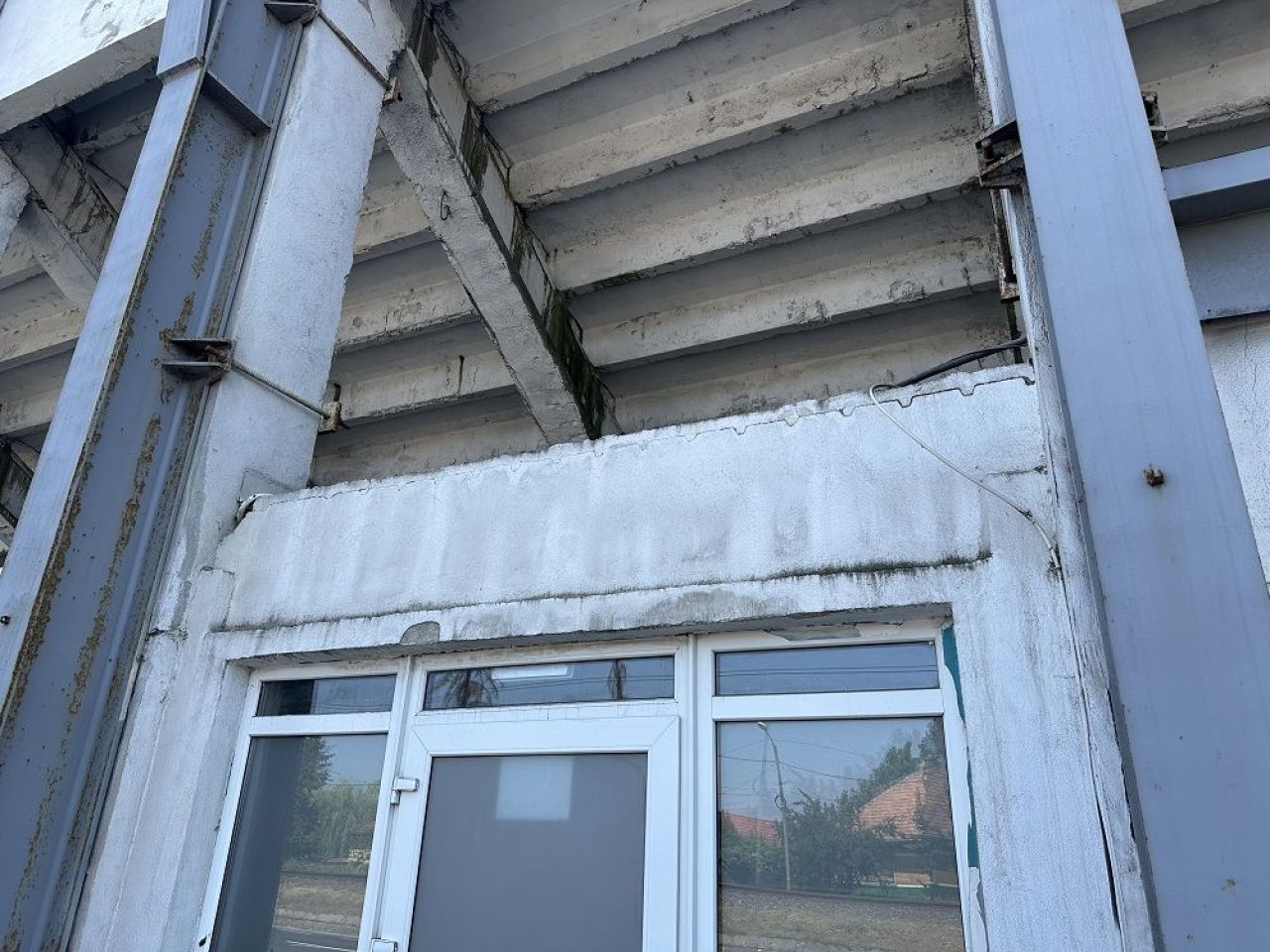 Imagini dezolante. Un stadion simbolic al României se dezintegrează în așteptarea renovării_6