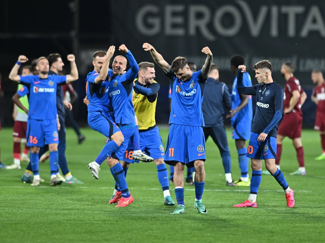 Trei fotbaliști rom&acirc;ni și un fost jucător din Superligă sunt golgheterii Champions League, Europa League și Conference League &icirc;n acest moment!