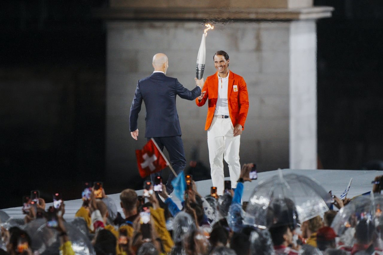 Rafa Nadal a preluat Torța Olimpică de la Zinedine Zidane! Moment fabulos la ceremonia de deschidere de la Paris 2024_2