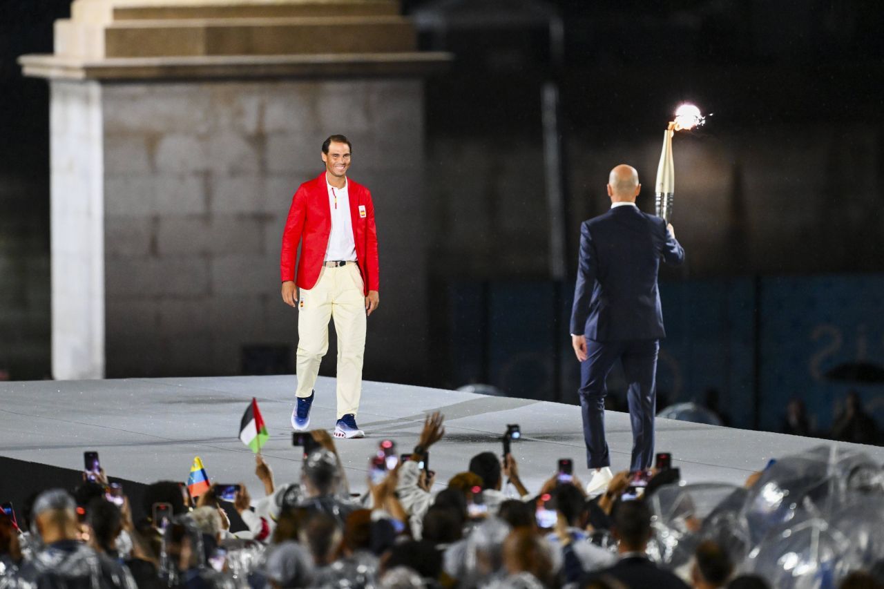 Rafa Nadal a preluat Torța Olimpică de la Zinedine Zidane! Moment fabulos la ceremonia de deschidere de la Paris 2024_3