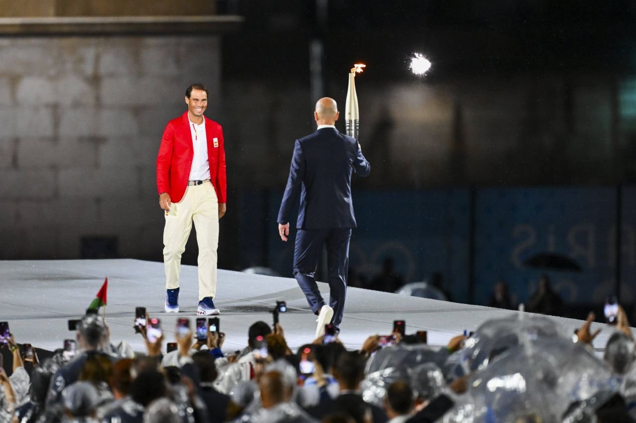 Rafa Nadal a preluat Torța Olimpică de la Zinedine Zidane! Moment fabulos la ceremonia de deschidere de la Paris 2024_4