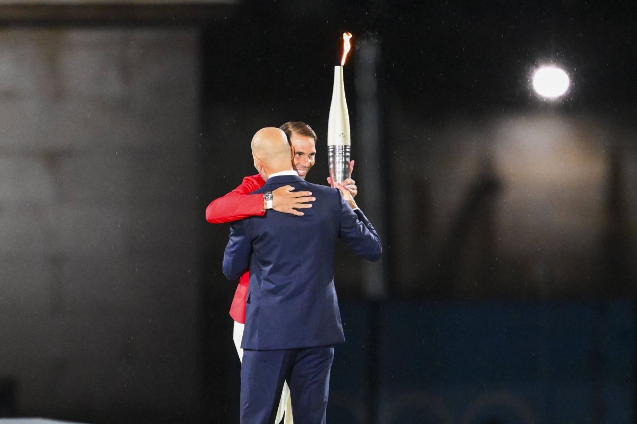 Rafa Nadal a preluat Torța Olimpică de la Zinedine Zidane! Moment fabulos la ceremonia de deschidere de la Paris 2024_1