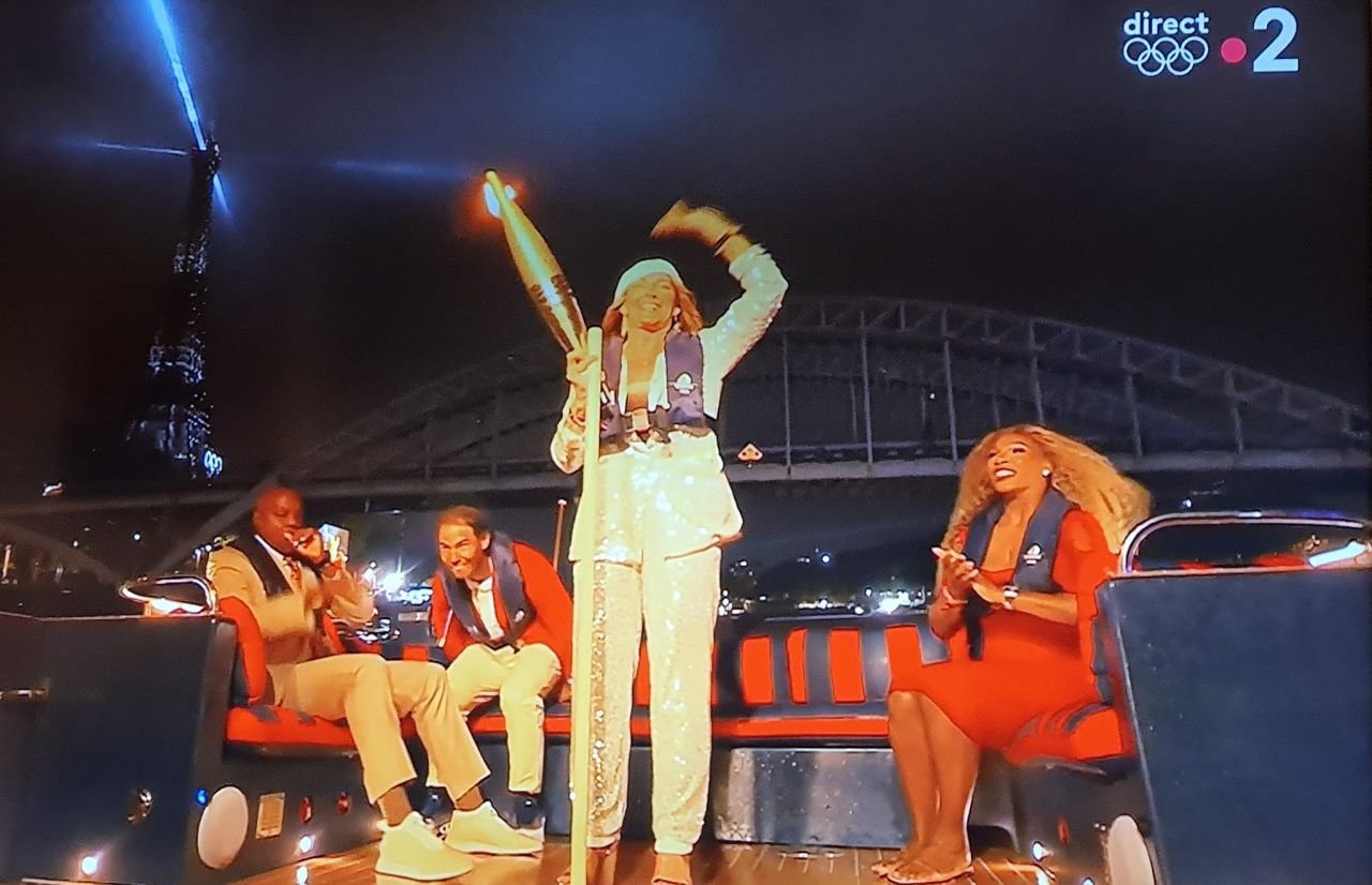 Cele mai spectaculoase imagini cu Nadia Comăneci de la JO 1976! La Paris 2024 a traversat Sena cu Torța Olimpică în mână_2