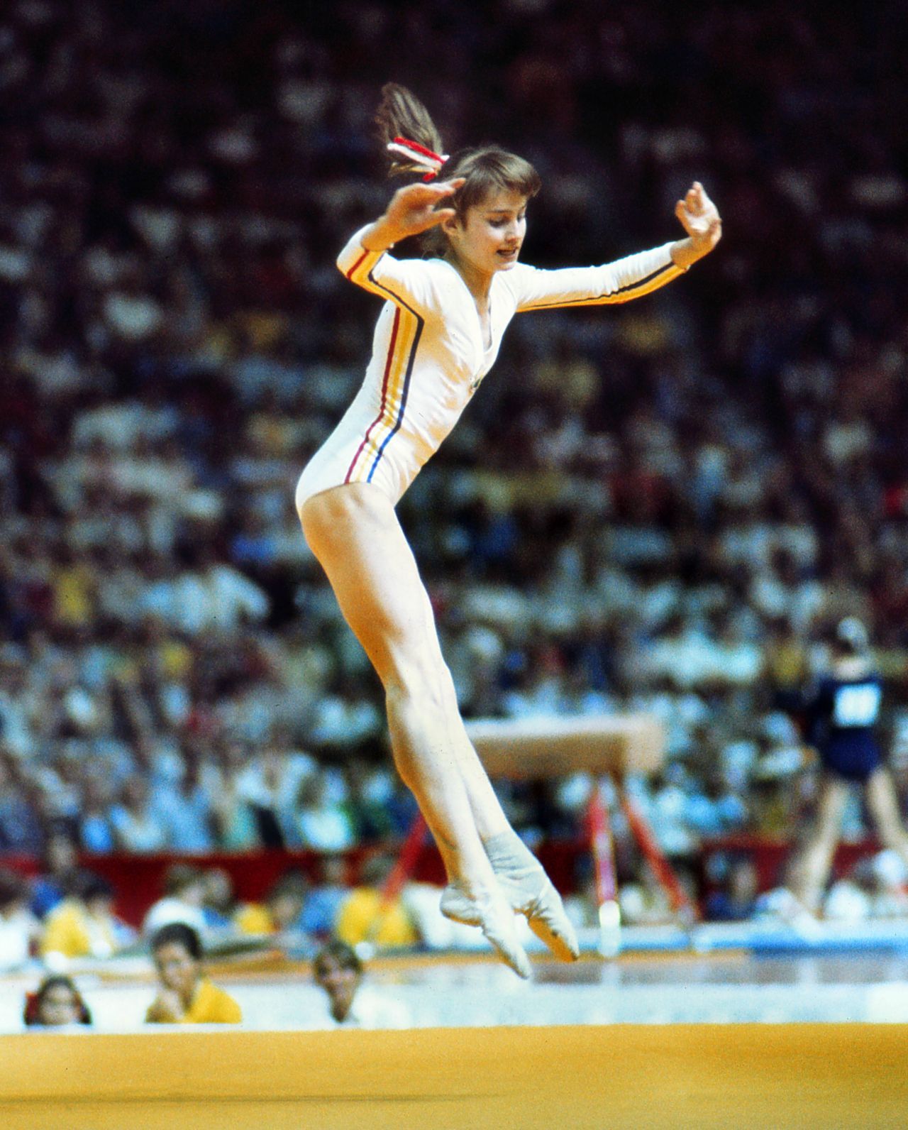 Cele mai spectaculoase imagini cu Nadia Comăneci de la JO 1976! La Paris 2024 a traversat Sena cu Torța Olimpică în mână_3