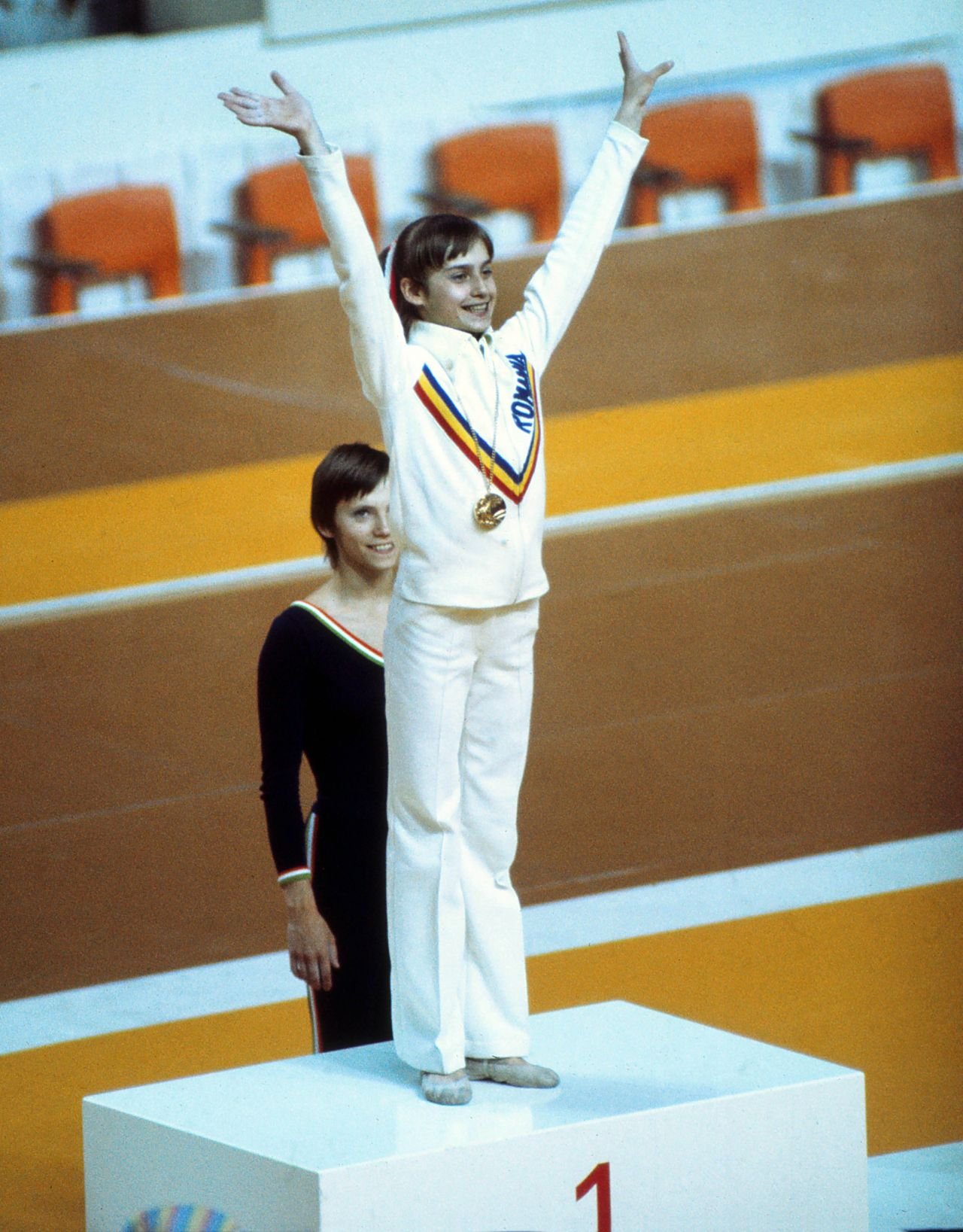 Cele mai spectaculoase imagini cu Nadia Comăneci de la JO 1976! La Paris 2024 a traversat Sena cu Torța Olimpică în mână_4