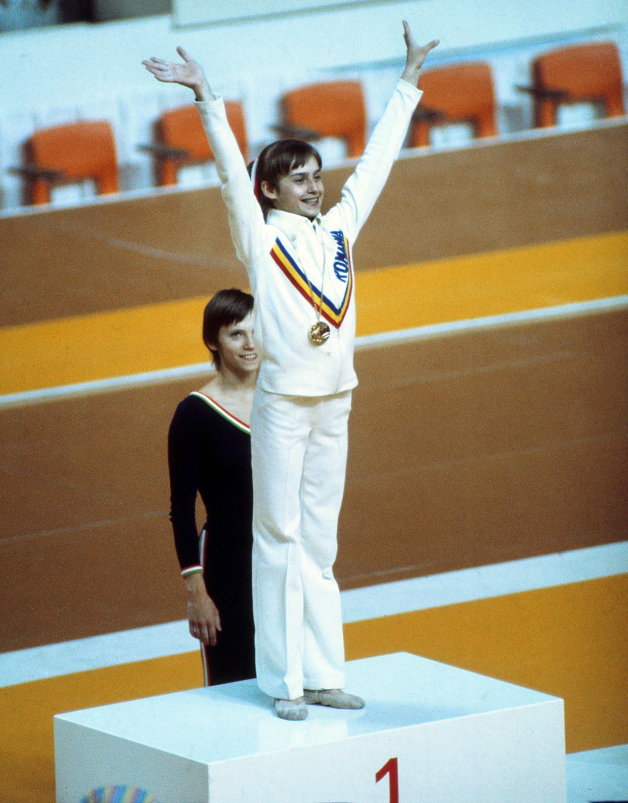 Cele mai spectaculoase imagini cu Nadia Comăneci de la JO 1976! La Paris 2024 a traversat Sena cu Torța Olimpică în mână_4