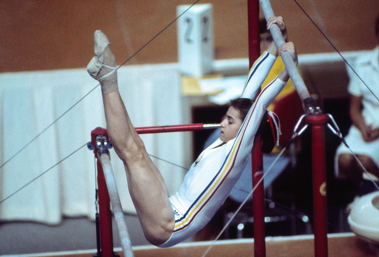 Cele mai spectaculoase imagini cu Nadia Comăneci de la JO 1976! La Paris 2024 a traversat Sena cu Torța Olimpică în mână_7
