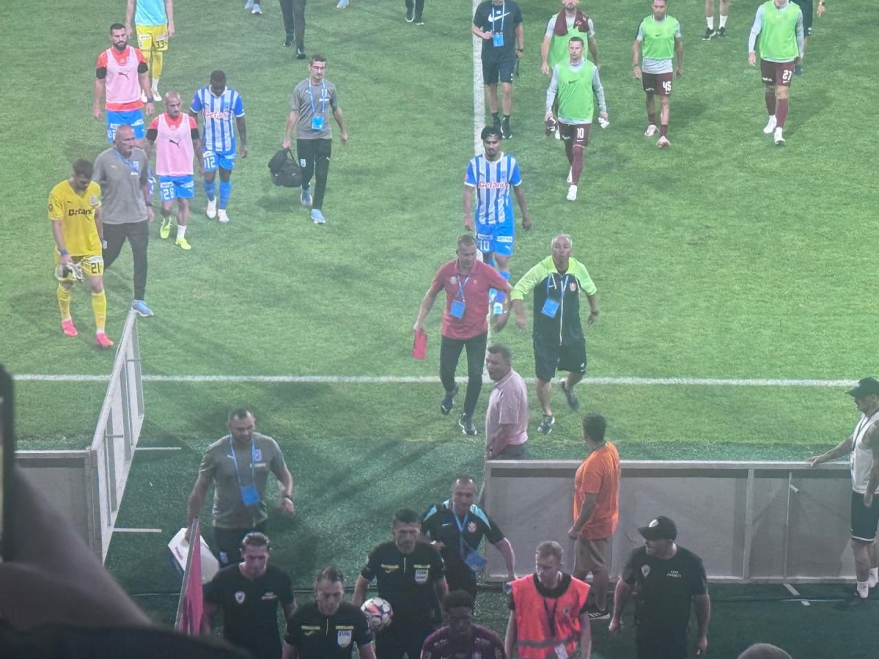 Dan Petrescu n-a mai rezistat! Gestul făcut la pauza meciului CFR Cluj - Universitatea Craiova_2