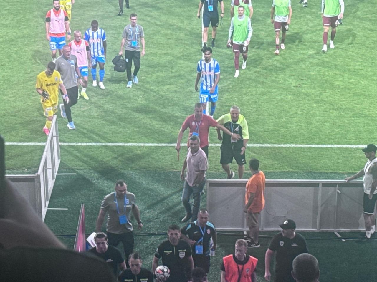 Dan Petrescu n-a mai rezistat! Gestul făcut la pauza meciului CFR Cluj - Universitatea Craiova_3